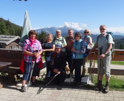Unsere Gruppe auf der Hämmermoosalm in Richtung Karwendel