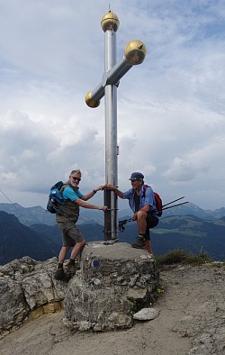 Kranzhorn, (österreichisches) Gipfelkreuz (weiter hinten gibts noch ein deutsches aus Holz)