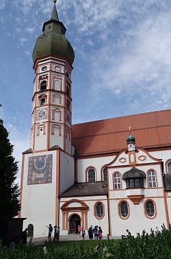 Klosterkirche Andechs mit Sonnenuhr