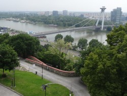 Bratislava: Donaubrücke (mit luftigem Restaurant) vom Burgberg aus