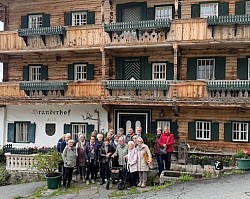 Die Gruppe vor dem alten Branderhof