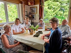 in gemütlicher Runde