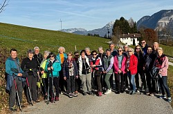 Die Wandergruppe, im Hintergrund Wilder Kaiser und Pölven
