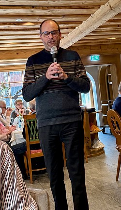 Unser Pfarrer Martin gibt den Segen fürs Neue Jahr