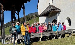 Vor der Kapelle