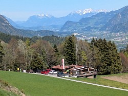 Die Puitner Stuben mit Kaisergebirge im Hintergrund